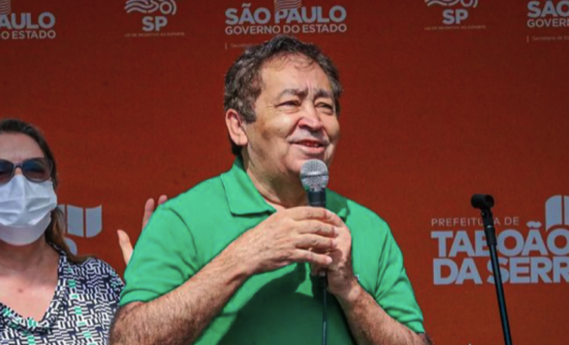 O prefeito Aprígio ao anunciar obras em Taboão da Serra 
