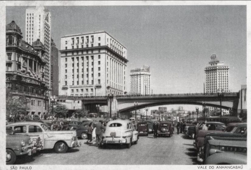 No início dos anos 1950, o Vale do Anhangabaú era uma rua aberta aos carros - Foto: Reprodução Cartão Postal