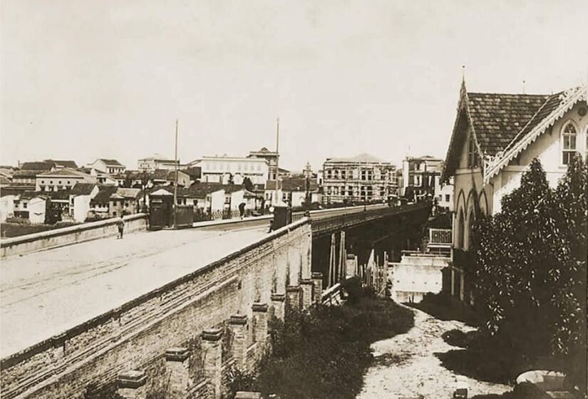 Vale do Anhangabaú em 1895, com o primeiro Viaduto do Chá  - Foto: Reprodução