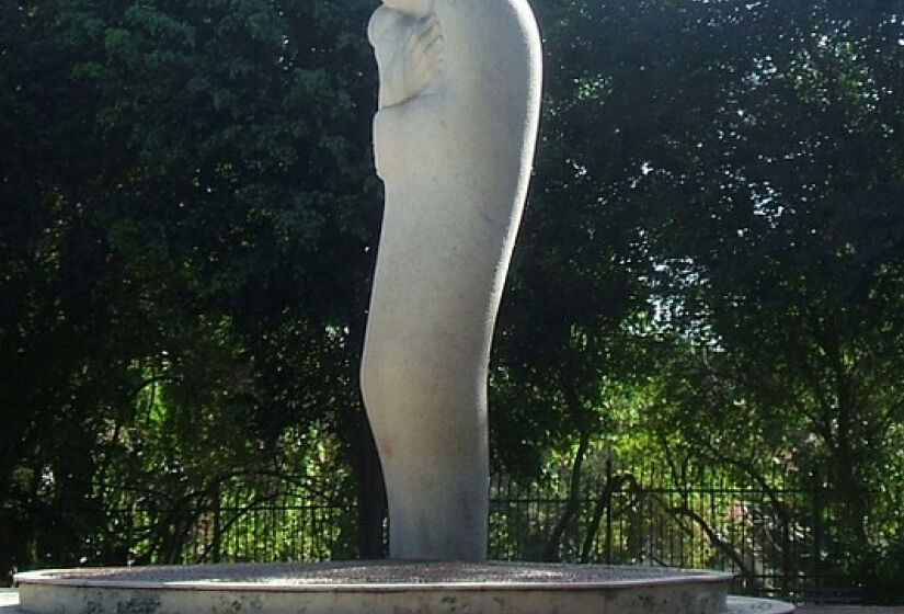 Escultura "Mãe", de Caetano Fraccaroli -Dornicke  / Wikipedia Commons