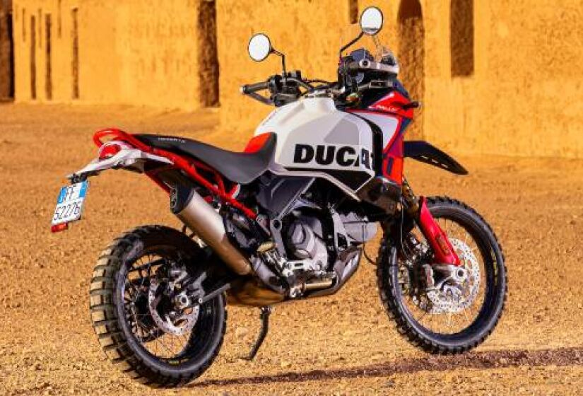 A DesertX Rally está equipada com o bicilíndrico Ducati Testastretta 11 graus de 937 cc com distribuição desmodrômica, também presente na Monster 937 e na Multistrada V2 - Fotos: Divulgação