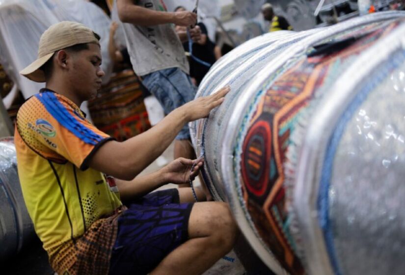 Trabalhos no barracão da Independente Tricolor, na Fábrica do Samba, na capital paulista 