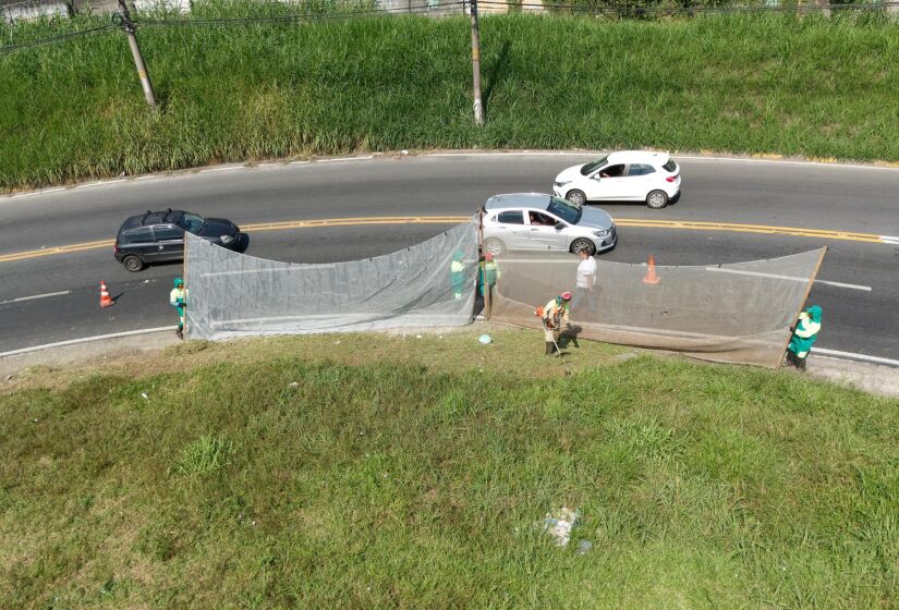 Equipes da Prefeitura de Taboão da Serra realizaram na manhã deste sábado (20) um serviço de capinagem e manutenção  da Avenida Aprígio Bezerra da Silva. Fotos: Divulgação/PMTS