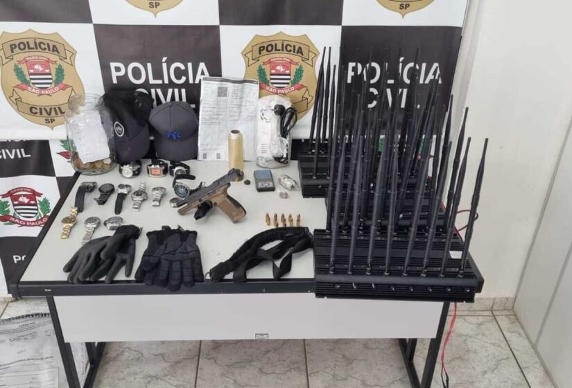 Armas, munições e drogas foram apreendidas pelas autoridades