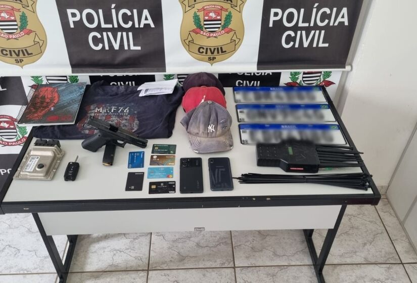 Celulares, bloqueadores de sinais e placas de veículos também foram encontradas pelos policiais