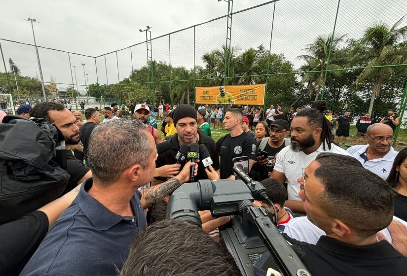 Adriano Imperador durante inauguração de campo em Cubatão/Divulgação/PMC