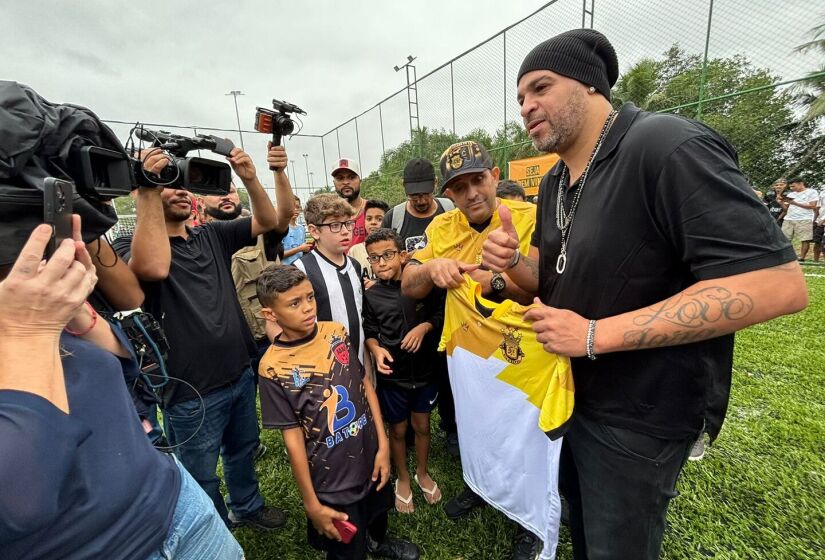 Adriano Imperador durante inauguração de campo em Cubatão/Divulgação/PMC