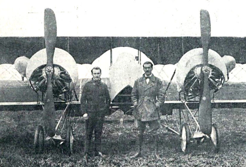 Os aviadores Edu Chaves e Roberto Thierry junto ao avião São Paulo no aeródromo do Guapira, São Paulo. Reprodução/Jornal A Cigarra