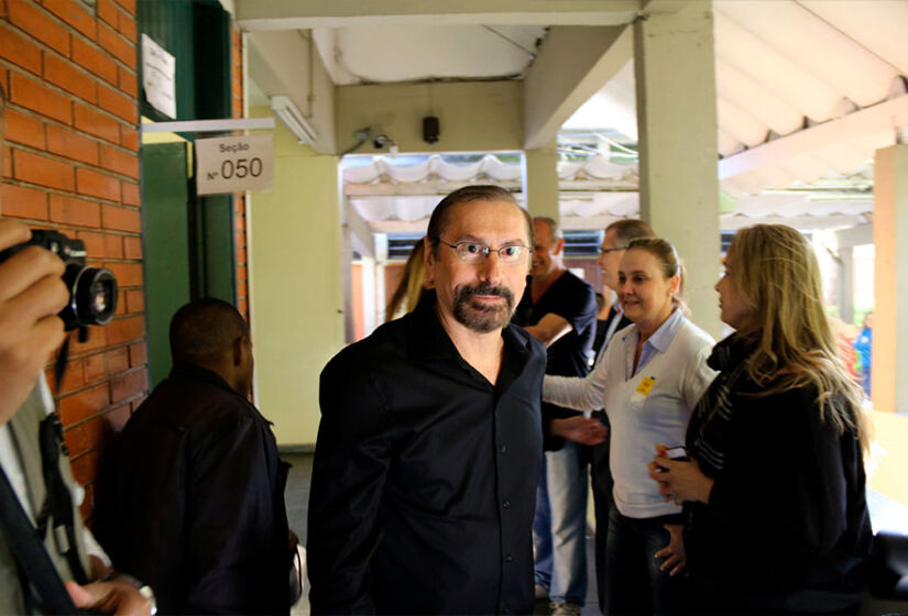 Evilásio chega para votar nas eleições municipais de 2012, último ano que ficou na prefeitura. Crédito: Eduardo Toledo/Portal O Taboanense 