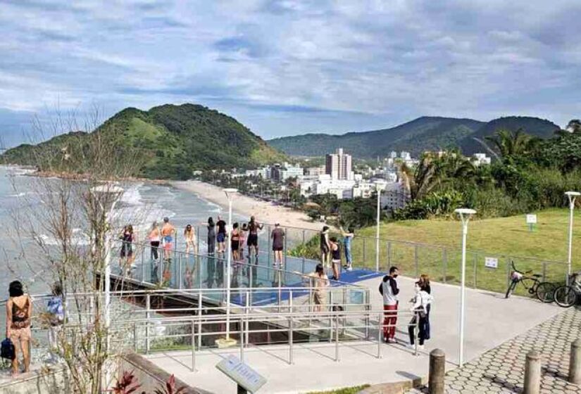 O Mirante das Galhetas tem piso de vidro suspenso a 45 metros do nível do mar. / Foto: Divulgação/PMG