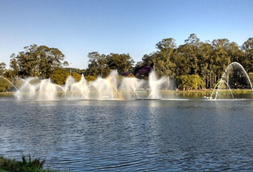 Um dos lugares mais tradicionais do Parque Ibirapuera é a sua fonte, que recebe projeções coloridas em meio à água e fica iluminada à noite / Foto: Divulgação