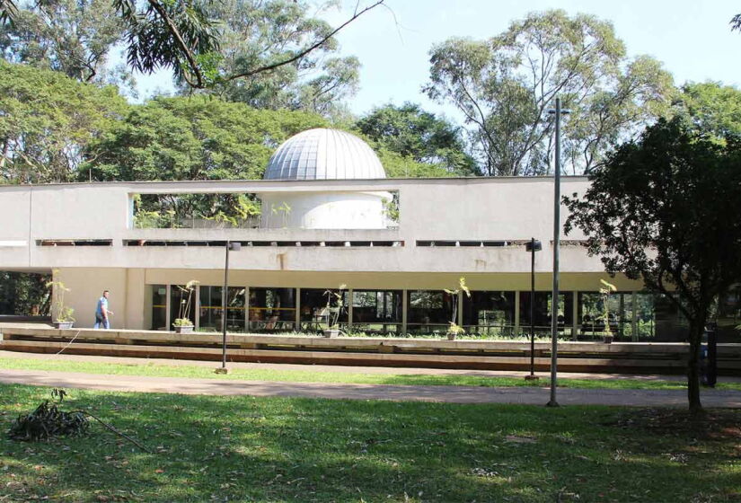 Localizada no portão 10, a Escola de Astrofísica tem cursos de duração de seis meses. / Foto: Divulgação