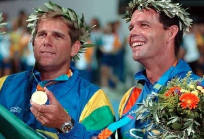 Bruno Ferreira e Torben Grael com a medalha de ouro em 1996. / Foto: Divulgação / Instagram @tgrael