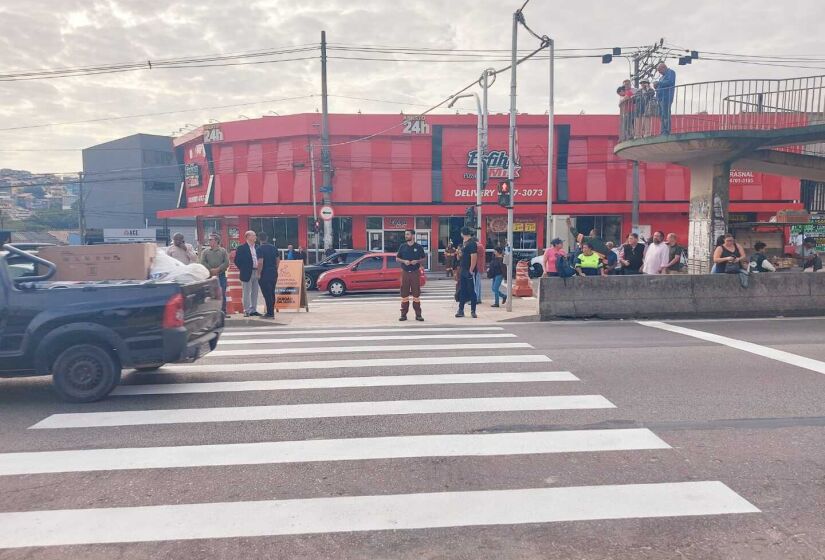 Moradores de Taboão da Serra e região atravessando o cruzamento no segundo complexo semafórico da avenida Aprígio Bezerra da Silva nesta quinta-feira. Fotos: Rose Santana/ Portal O Taboanense 