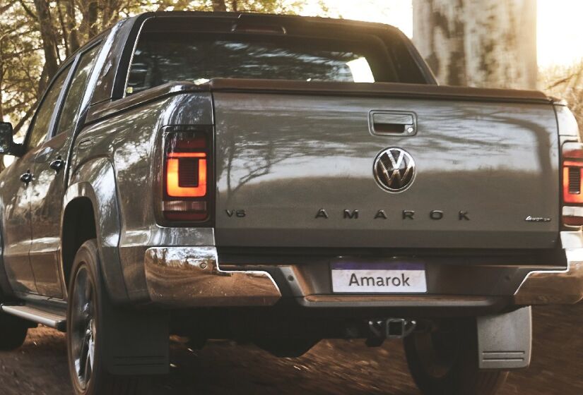 Na traseira, são inéditos o para-choque, as lanternas, o emblema da marca alemã e o posicionamento do nome "Amarok", inscrito na parte central da tampa da caçamba.
/Divulgação