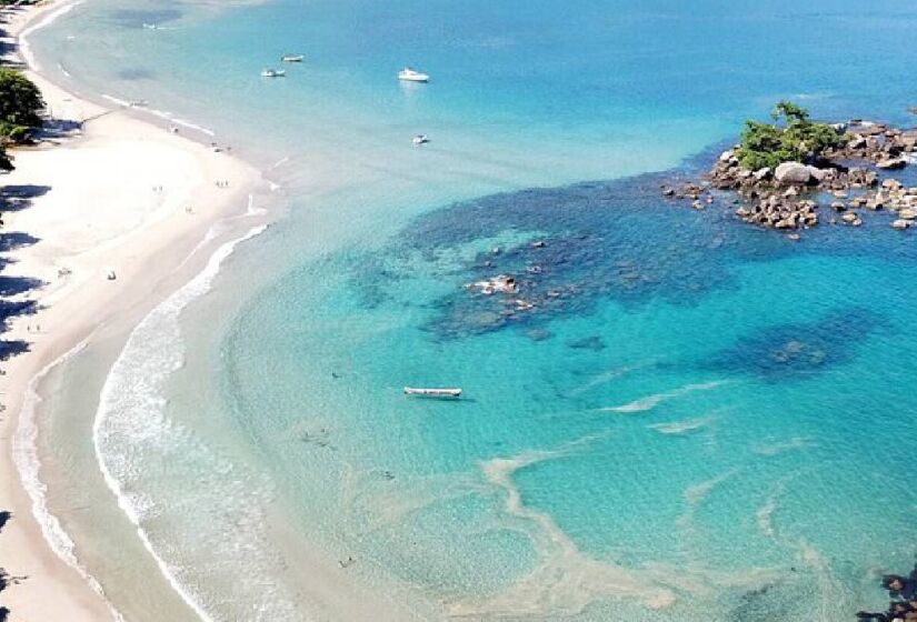 Praia de Castelhanos é conhecida por sua areia clara e fina, que contrasta belamente com o azul do mar.