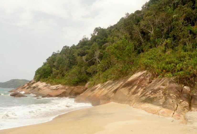 Com uma área menor que o comum, a praia costuma ser tranquila e está raramente lotada. Portanto, é o destino ideal para quem deseja relaxar e fugir da agitação do cotidiano. Para quem gosta de caminhar, o local com áreas fofas permite um trajeto diferente do comum - (Divulgação/Secretaria Municipal e Turismo)