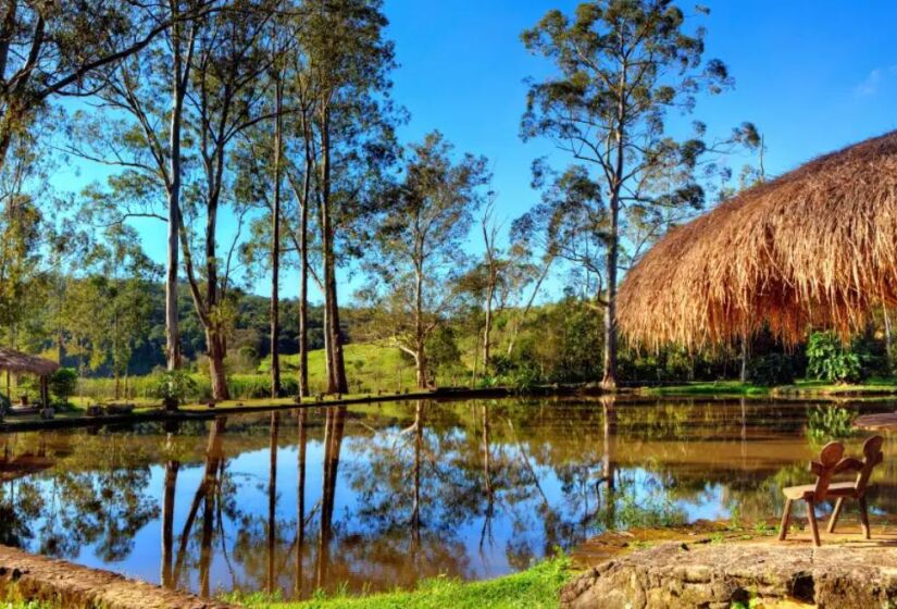 Na Fazenda Paraíso, em Atibaia, os visitantes almoçam com a vista do lago e da mata nativa. / Foto: Secretaria de Turismo Atibaia/Divulgação 