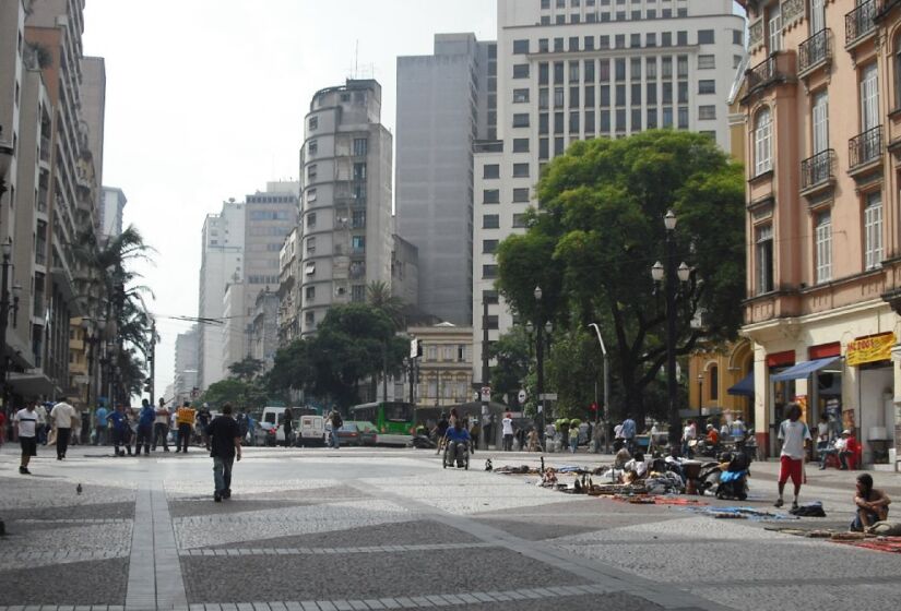 O bairro da República, situado no centro de São Paulo, é conhecido por sua intensa atividade comercial e residencial. Embora seja uma região repleta de opções de lazer e bem conectada a outras partes da cidade, a criminalidade aproveita essa movimentação para praticar furtos e roubos. / Foto: Divulgação/Wikimedia Commons