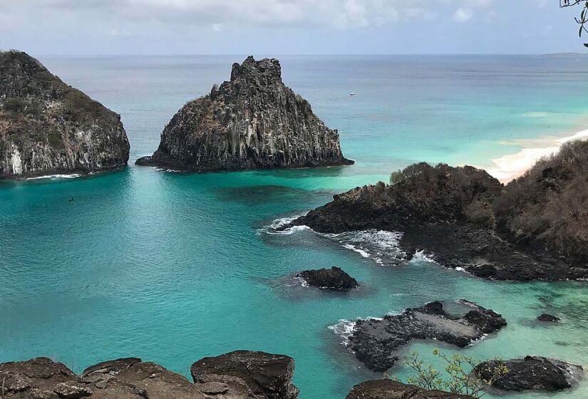 Baía dos Porcos, em Fernando de Noronha - Foto: Tiago Scharfy / Wikimedia Commons