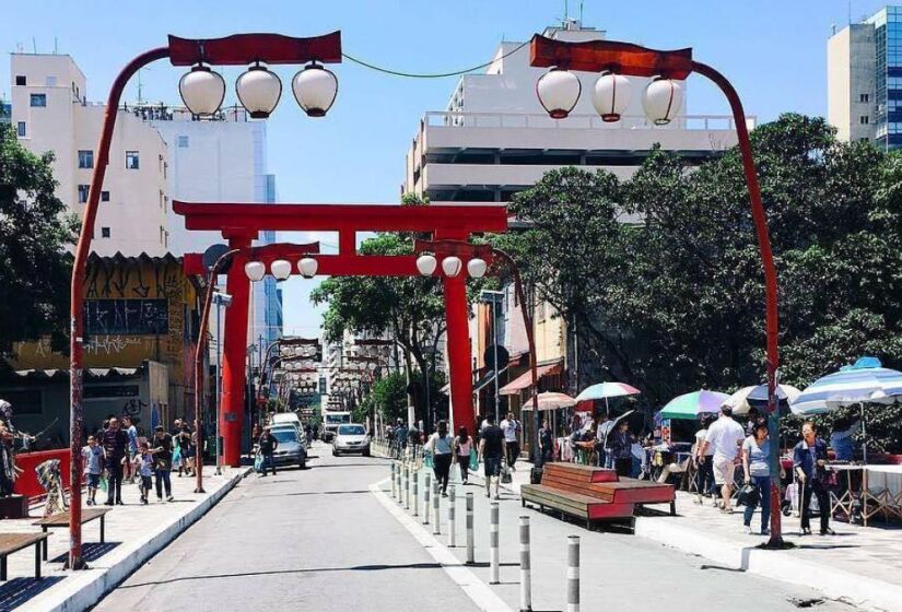 Decoração dos postes de iluminação têm características japonesas. / Foto: Reprodução/Instagram