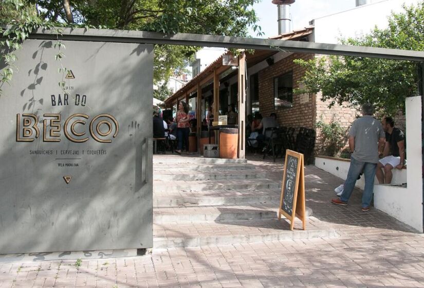 O Bar do Beco abriu suas portas na viela do Beco do Batman, na Vila Madalena. Com um ambiente ao ar livre, o bar conta com um quintal cercado por árvores frutíferas e paredes decoradas com grafites. / Foto: Instagram/@bardobeco