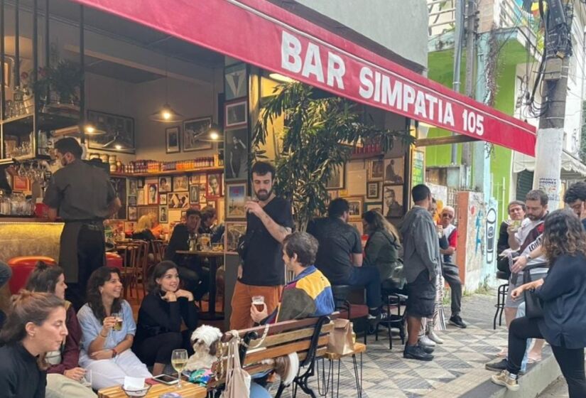 O Bar e Restaurante São Cristóvão é um reduto de torcedores fanáticos por futebol e admiradores do esporte. Além dos jogos, o bar exibe cerca de 3 mil imagens e objetos relacionados ao futebol. / Foto: Divulgação/Facebook