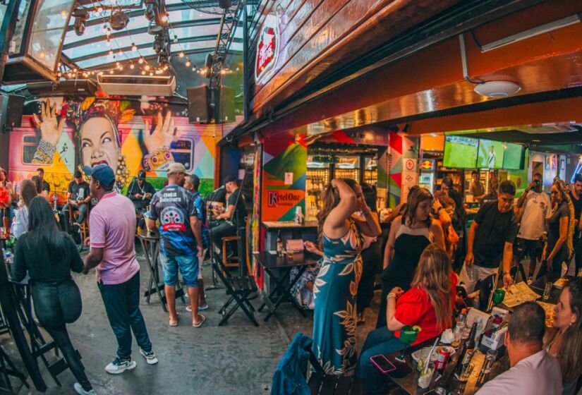 O Boteco Todos os Santos é o lugar ideal para quem deseja uma noite animada com amigos. Com uma programação musical variada ao longo da semana, o bar oferece uma mistura de gêneros como pagode, samba, sertanejo, eletrônico, funk e pop. Foto: Instagram/@botecotos
