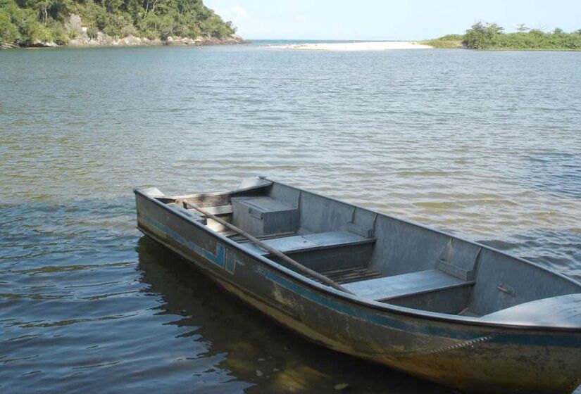 A praia do Puruba fica no norte de Ubatuba. A entrada está localizada na altura do km 24 da Rodovia Rio-Santos. O acesso principal é pela vila, um pequeno trecho asfaltado e o restante de terra. Alguns barquinhos cedidos pela própria prefeitura do município ajudam os visitantes a atravessarem os rios Quirim e Puruba para chegar à praia. O valor é de R$ 5. (Divulgação/Secretaria Municipal e Turismo)