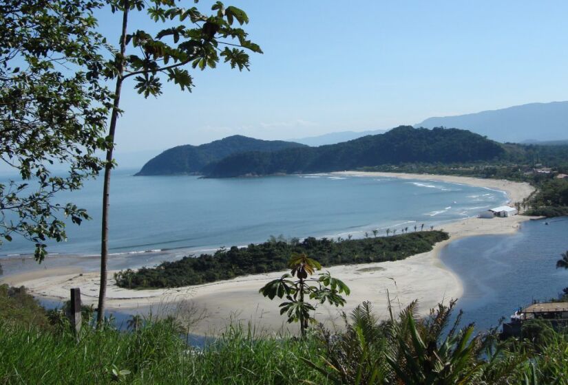 A Barra do Una, em São Sebastião, destaca-se por características únicas que a diferenciam de outras praias da região. O encontro do mar com o Rio Una, em uma área navegável, atrai muitas embarcações, sendo um local popular para passeios de lancha, barco e jetski. / Foto: Wikimedia Commons