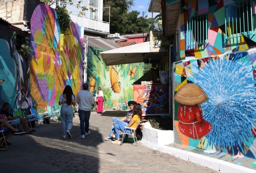 Beco do Batman fica localizado no bairro da Vila Madalena, zona oeste de São Paulo. Foi eleito um dos lugares mais legais do mundo pela Time Out. / Foto: Rovena Rosa/Agência Brasil