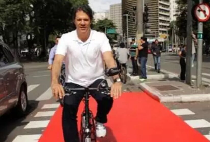 Em 2013, primeiro ano de mandato do petista, Haddad se reuniu com cicloativistas na sede da Prefeitura e anunciou a liberação de mais verbas para construção de ciclovias e ciclofaixas na capital paulista, além de um plano de comunicação para promover a segurança de ciclistas - (Foto: Divulgação)