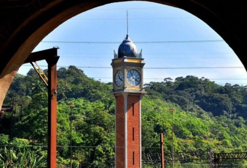 A torre do relógio, inspirada no Big Ben da Inglaterra, é observada a partir de uma ponte que liga dois trechos de Paranapiacaba. / (Foto: Prefeitura de Santo André/Divulgação)