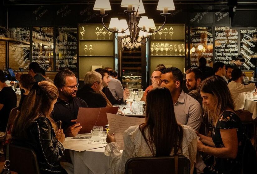 O Bistrot du Quartier é aconchegante e lembra os bistrôs parisienses, com sofás de veludo vermelho e toalhas de linho branco. O local serve pratos como a tradicional sopa de cebola, escargots com manteiga aromática, e o salmão com creme de azedinha.  Foto: Divulgação