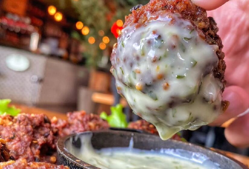 Bolinho de carne é um dos clássicos oferecidos pelo boteco
Foto: Reprodução/Facebook