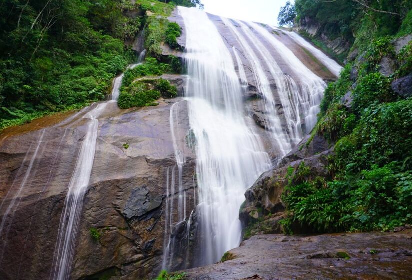 A Cachoeira do Gato é uma das mais imponentes de Ilhabela, com uma queda d'água de cerca de 70 metros de altura. Foto: Blog Elas mundo afora.
