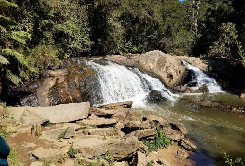 Para fugir do barulho e de atrações mais agitadas, uma boa opção para relaxar e aproveitar a cidade é visitar a Cachoeira Véu de Noiva. De quebra, as pessoas ainda se conectam mais com a flora e fauna da região e podem fazer uma trilha ao redor. De fácil acesso, o local pode ser encontrado indo de carro, van ou a cavalo. Também há uma loja para "lembrancinhas" além de opção de almoço próximo da cachoeira - (Foto: Valmir Pestana/Google Reviews)