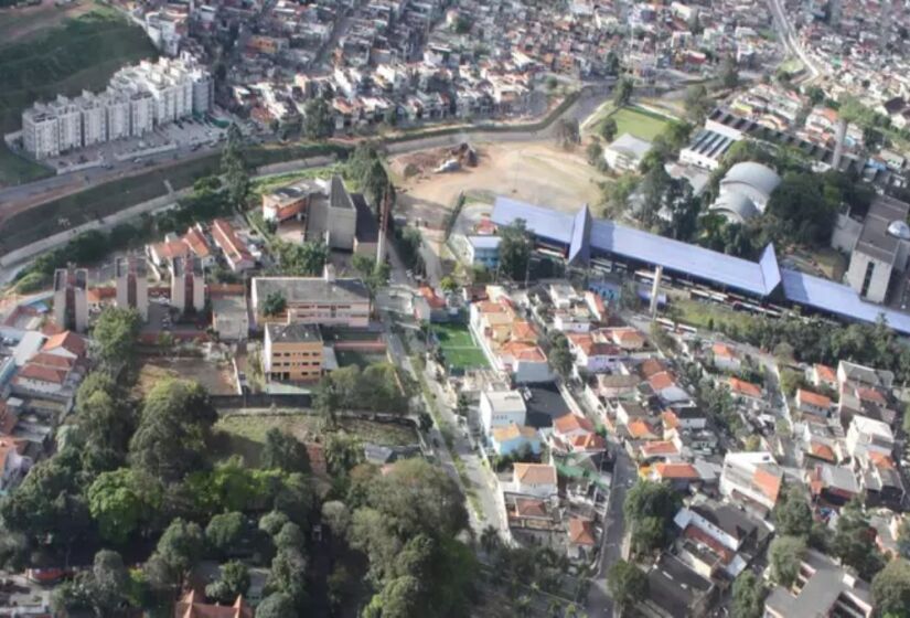 Também na Zona Sul de São Paulo, o Campo Limpo compartilha características de segurança com o Capão Redondo. Com muitos shoppings, estações de metrô e um comércio ativo, o bairro parece seguro em um primeiro momento. Porém, em 2014, o bairro também liderou o ranking de roubos junto com a região de Capão Redondo e Jardim Herculano, com 4.639 ocorrências registadas nos últimos 12 meses. / Foto: Site/Subprefeitura Campo Limpo/SP