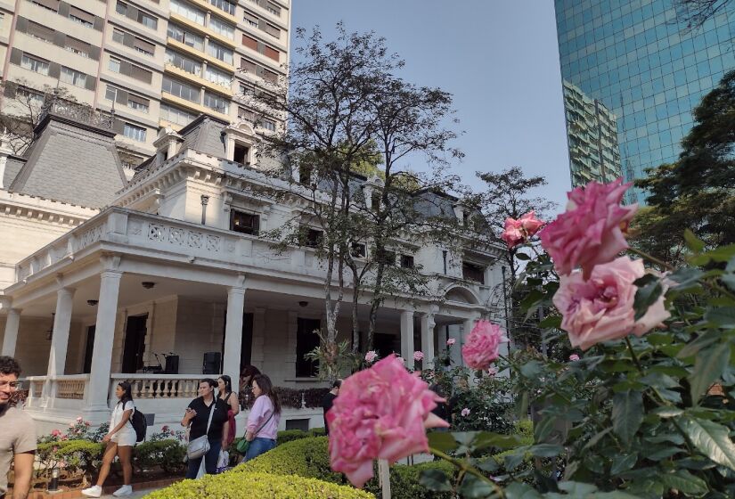 A Casa das Rosas é um casarão no clássico e antigo estilo francês. É dedicado a diversas manifestações culturais, com enfoque em literatura e poesia, na cidade de São Paulo - (Angela Silva/Google Reviews)