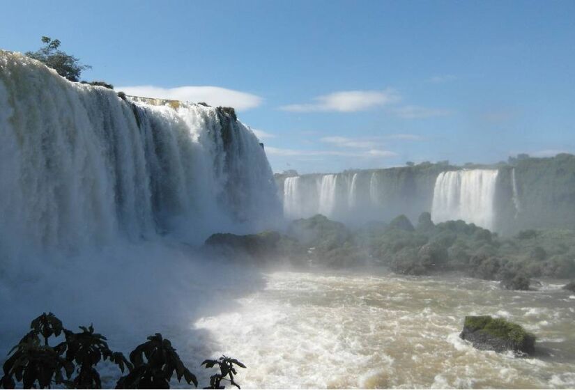 Com 275 quedas d'água estendendo-se por cerca de 2,7 quilômetros ao longo do Rio Iguaçu, as cataratas tem sua altura comparável ao dobro das Cataratas do Niágara. Cataratas do Iguaçu. Foto:Werner Sidler/Pixabay