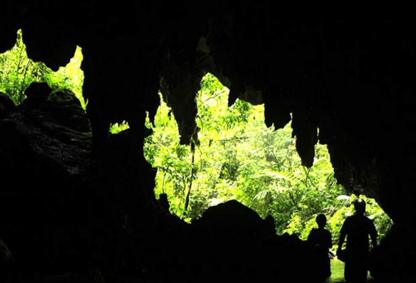 Com nome assustador, o local pode amedrontar alguns turistas, principalmente pela formação rochosa parecida com um crânio. Quando iluminado, uma luz vermelha reflete nos olhos do 'crânio' - (Divulgação/Governo do Estado)