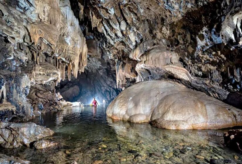 Também conhecida como a Gruta da Tapagem, é a maior caverna do estado de São Paulo. Com seis mil metros de extensão, apenas 600 metros estão disponíveis para que os visitantes possam inspecionar. O local conta com viagem com um guia, que te levará para conhecer as profundezas em uma aventura que te levará quase que ao centro da Terra - (Divulgação/Caverna do Diabo Aventura)