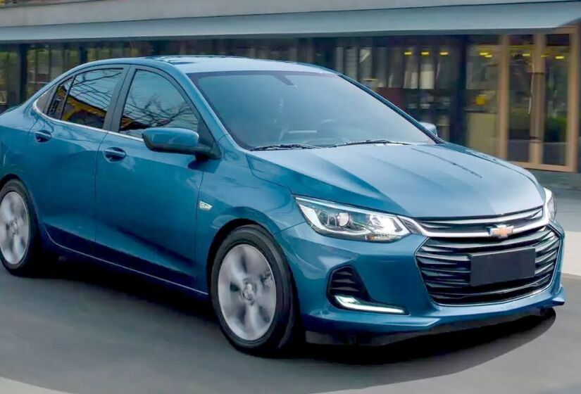 Fechando o top-5 dos carros mais vendidos no Brasil está o Chevrolet Onix Plus. O sedã compacto levava o nome de Prisma até 2019, mudou para Joy Plus, até receber o atual nome em dezembro de 2021. De acordo com o ranking levantado pela Fenabrave, o sedã atingiu mais de 769 mil unidades vendidas no Brasil, sendo também o sedã mais vendido no geral - (Divulgação/Chevrolet)