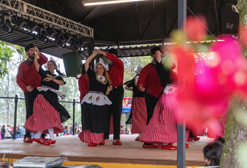 Além da oportunidade perfeita para apreciar a beleza natural das flores e plantas, a festa proporciona um mergulho na cultura com cerca de 250 apresentações típicas de dança e música - (Divulgação)