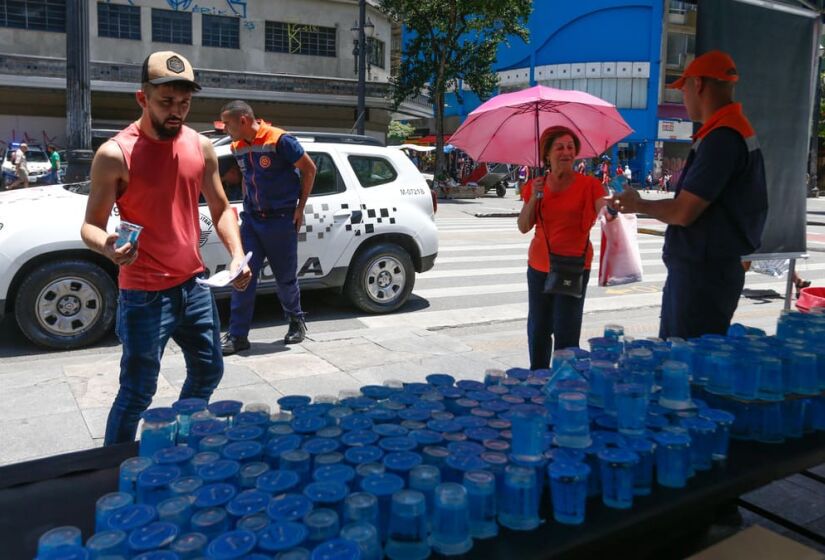 Operaçao Altas temperaturas na praça da Republica feita em dezembro de 2023. Distribuição de fruta e água para população. Foto: Paulo Pinto/Agência Brasil