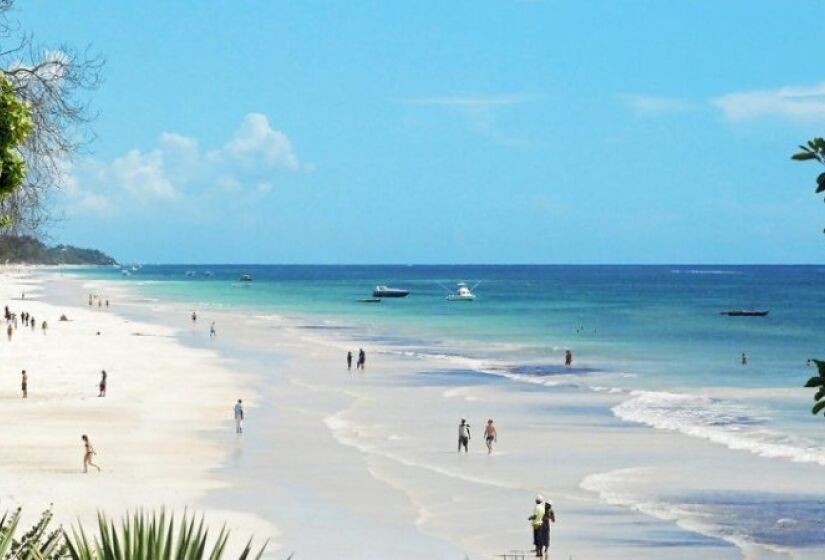 Diani Beach, no Quênia, foi  eleita duas vezes a melhor praia de todo o continente africano. Os mais de 10 km de praia com água de cor azul turquesa, fazem desta praia um lugar perfeito para se visitar (Divulgação)