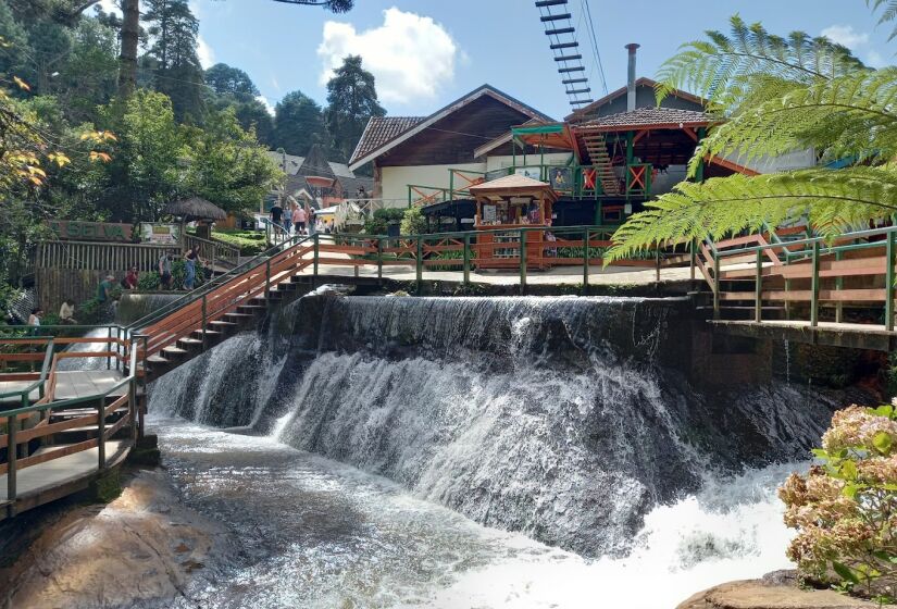 Um destino perfeito para aproveitar um dia em Campos do Jorão é a Ducha de Prata. Uma das atrações mais conhecidas do local, o lugar tem águas cristalinas e acesso seguro por meio de plataformas de madeira que contornam as quedas d'água - (Foto: Shuang Huang/Google Reviews)