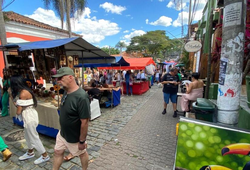 A tradicional feira de artesanato que acontece todos os sábados e domingos pelas ruas do centro histórico