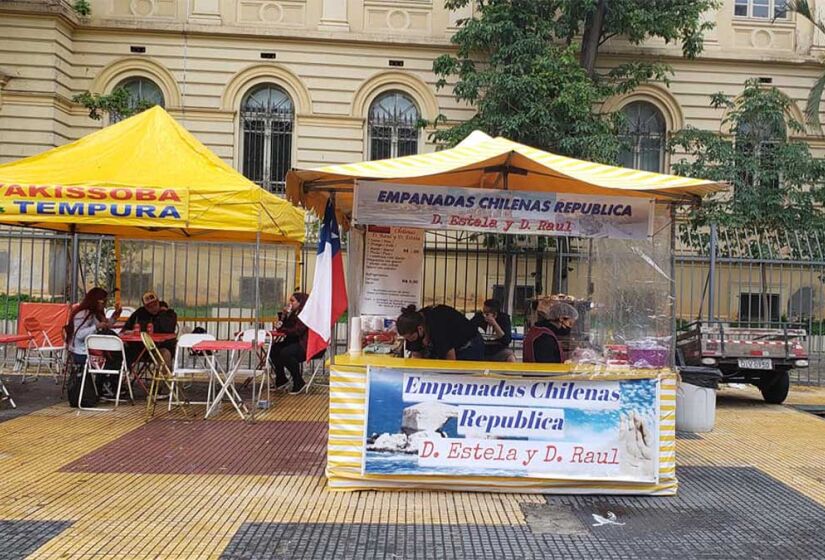 Na feira da Praça da República um dos quiosques mais lotados é o de empanadas chilenas. Aberto por D. Raul e D. Estela (já falecida), ele está na praça, aos domingos- Foto: Reprodução Facebook Empandas Chilenas República