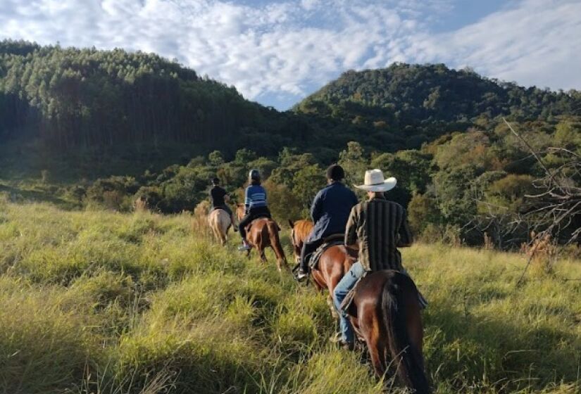 Para os viajantes menos aventureiros e amantes de cavalos, a cidade oferece cavalgadas em roteiros exclusivos e desbravando trilhas e caminhos bucólicos com a Encantos da Natureza Cavalgadas - (Foto: Divulgação)